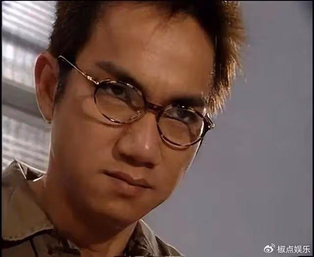 過氣港星內地瘋狂撈金,曾是TVB御用奸人,妻女在國外坐千萬名車