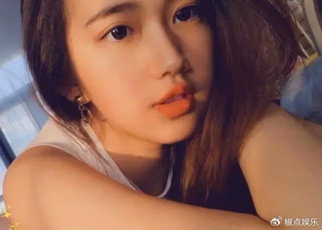 過氣港星內地瘋狂撈金，曾是TVB御用奸人，妻女在國外坐千萬名車