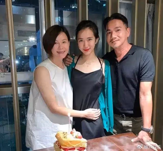 過氣港星內地瘋狂撈金，曾是TVB御用奸人，妻女在國外坐千萬名車