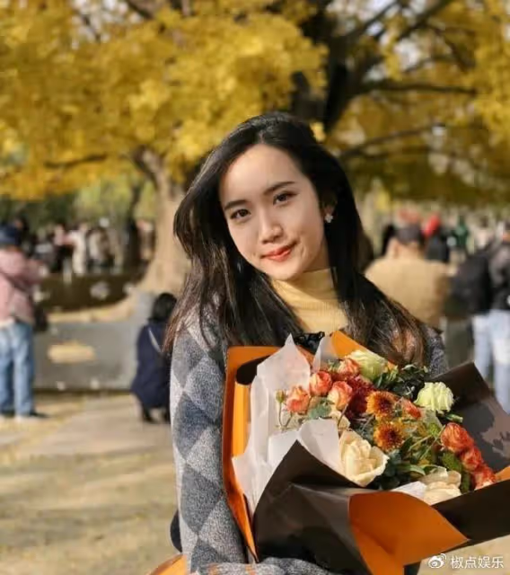 過氣港星內地瘋狂撈金，曾是TVB御用奸人，妻女在國外坐千萬名車