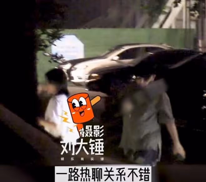 徐崢被指回歸家庭,帶14歲女兒看電影,徐小寶和爸爸身高體型接近
