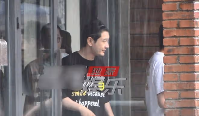 黃曉明帶女友工作,趙仕瑾刻意模仿baby惹怒黃曉明,將其丟在雨中