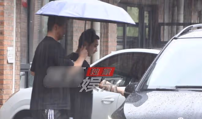 黃曉明帶女友工作,趙仕瑾刻意模仿baby惹怒黃曉明,將其丟在雨中