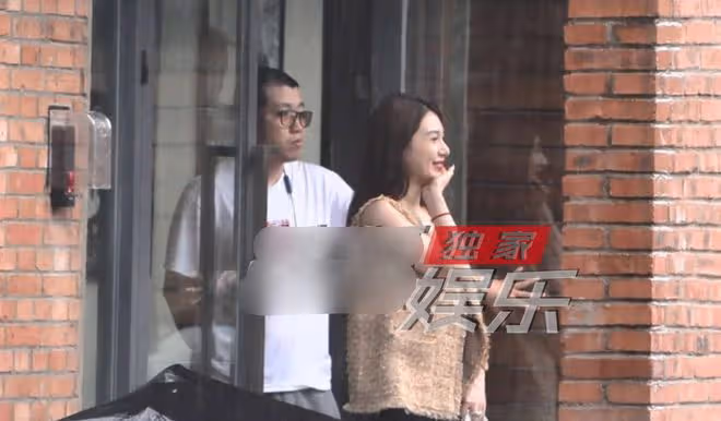 黃曉明帶女友工作,趙仕瑾刻意模仿baby惹怒黃曉明,將其丟在雨中