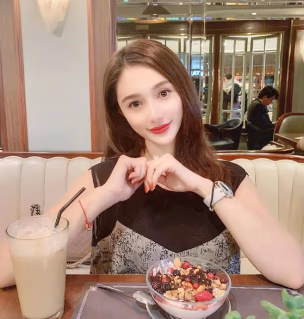 黃曉明帶女友工作,趙仕瑾刻意模仿baby惹怒黃曉明,將其丟在雨中