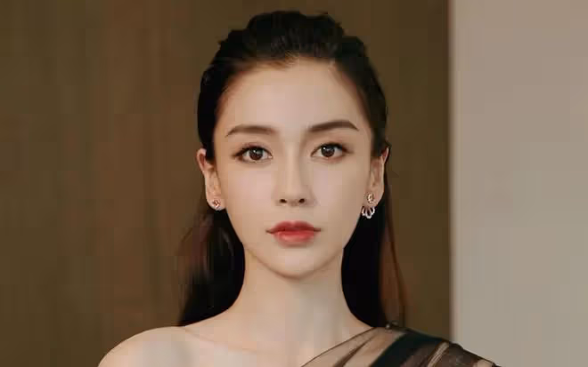 黃曉明帶女友工作，趙仕瑾刻意模仿baby惹怒黃曉明，將其丟在雨中