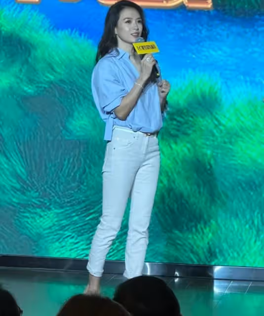 章子怡風波後露面,下巴長到變形,踩10cm恨天高險站不穩
