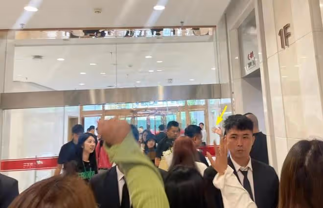 章子怡風波後露面,下巴長到變形,踩10cm恨天高險站不穩