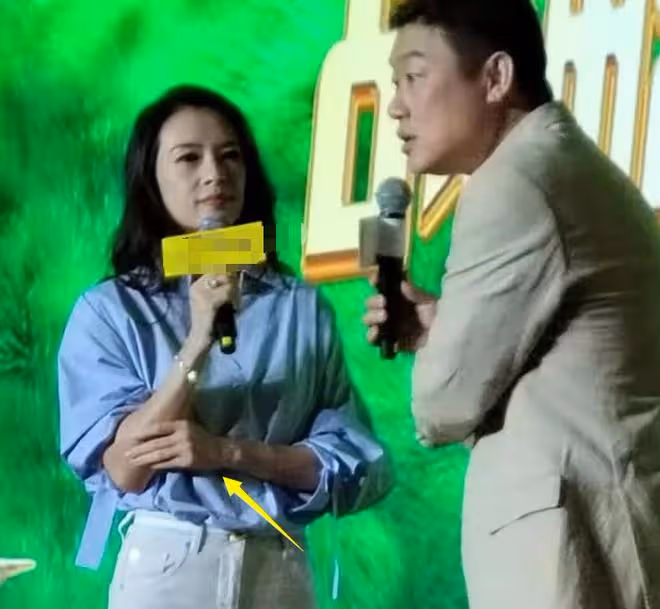 章子怡風波後露面,下巴長到變形,踩10cm恨天高險站不穩