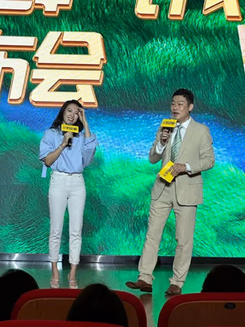 章子怡風波後露面,下巴長到變形,踩10cm恨天高險站不穩
