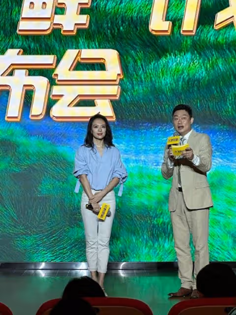 章子怡風波後露面,下巴長到變形,踩10cm恨天高險站不穩