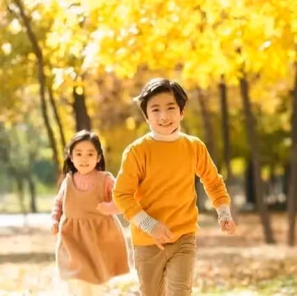 我五歲時,舅舅差點把我爸打殘廢,我媽恨了他半輩子,我原諒了他