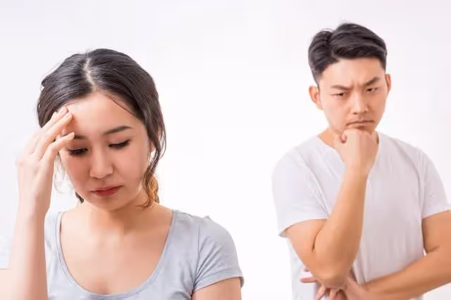我五歲時,舅舅差點把我爸打殘廢,我媽恨了他半輩子,我原諒了他