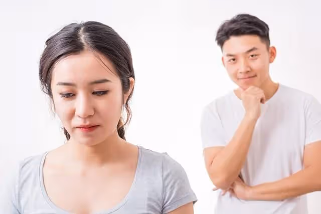 我五歲時,舅舅差點把我爸打殘廢,我媽恨了他半輩子,我原諒了他