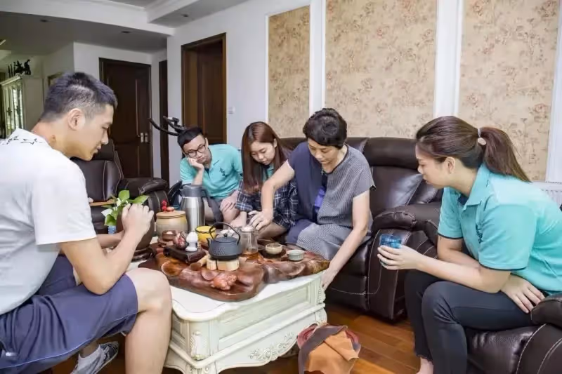 我五歲時,舅舅差點把我爸打殘廢,我媽恨了他半輩子,我原諒了他