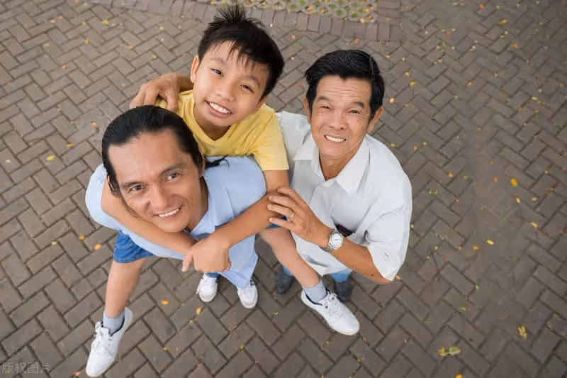 「一碗排骨你吃半碗?」孫子怒罵,兒子兒媳一言不發,我連夜回家