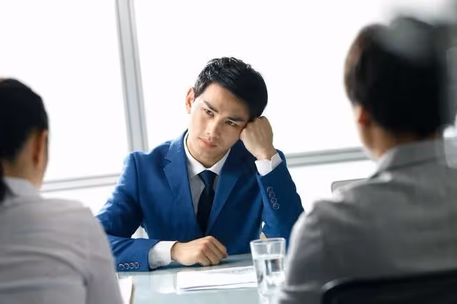 他結婚生子大家都隨了禮,人家辦酒席他不去,還說:我不欠他人情