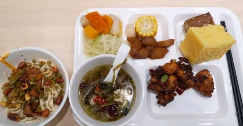 退休後我在單位食堂多吃兩個月飯，丟盡了臉面，果然是人走茶涼