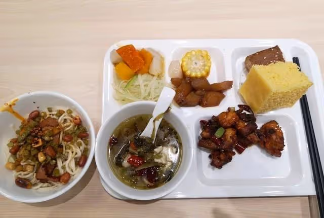 退休後我在單位食堂多吃兩個月飯,丟盡了臉面,果然是人走茶涼