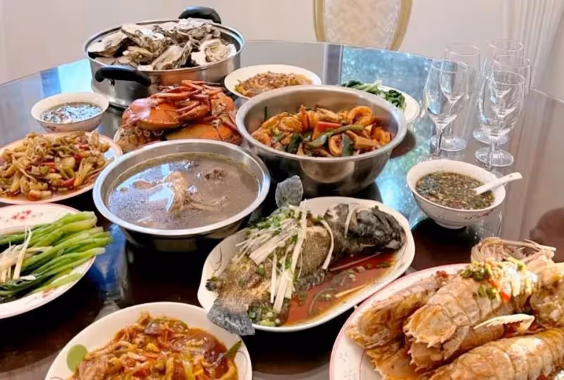 我弟帶女友回來，我媽做了一桌好菜，結果女孩卻要我弟點外賣