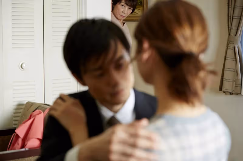 人到中年我才發現：家庭里有個拎不清的老人，早晚會拖垮子女