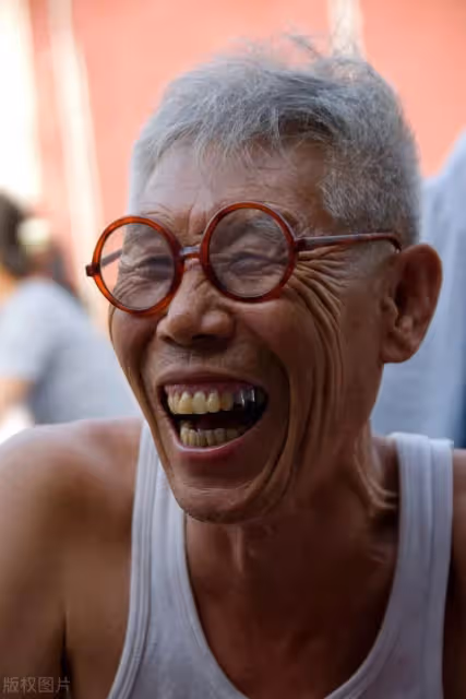 我60歲退休,每月退休金4058元,女婿卻給我報保潔,讓我去上班