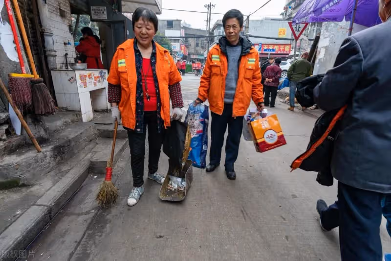 我60歲退休,每月退休金4058元,女婿卻給我報保潔,讓我去上班
