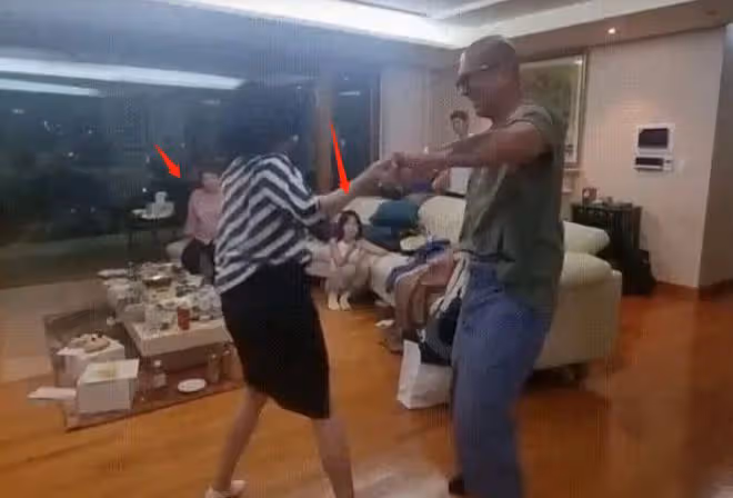 小s與具俊曄貼身熱舞,婆婆冷眼旁觀,玥兒蜷縮一旁不敢動