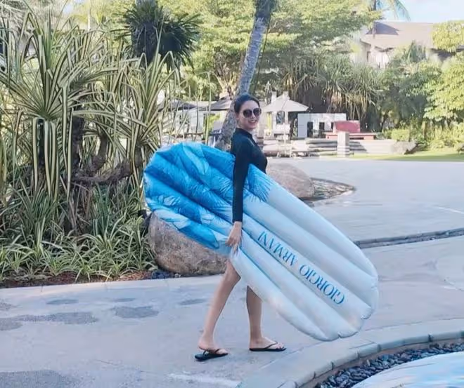 張梓琳帶倆女兒旅行,母女仨穿泳裝又美又萌,同款超模腿搶鏡