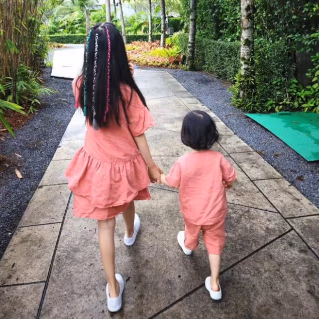 張梓琳帶倆女兒旅行,母女仨穿泳裝又美又萌,同款超模腿搶鏡