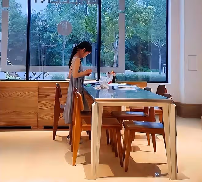 張梓琳帶倆女兒旅行,母女仨穿泳裝又美又萌,同款超模腿搶鏡