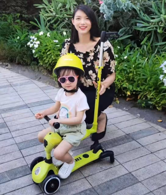 張梓琳帶倆女兒旅行,母女仨穿泳裝又美又萌,同款超模腿搶鏡