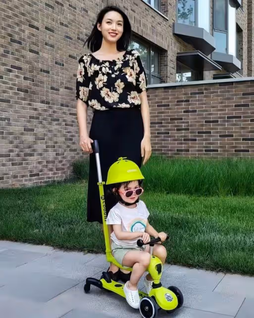 張梓琳帶倆女兒旅行,母女仨穿泳裝又美又萌,同款超模腿搶鏡