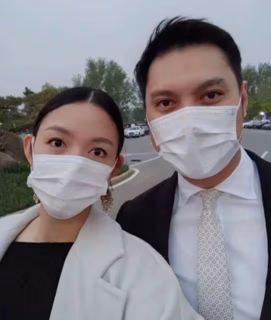 張梓琳帶倆女兒旅行,母女仨穿泳裝又美又萌,同款超模腿搶鏡