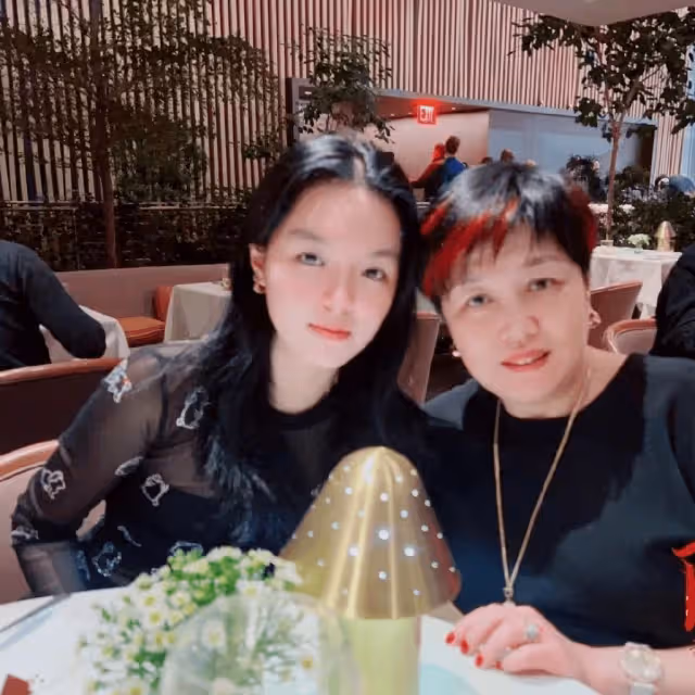 法圖麥曬母女對視照,嘆媽媽瘦20斤更好,哈文穿深V裙戴3萬5項鍊