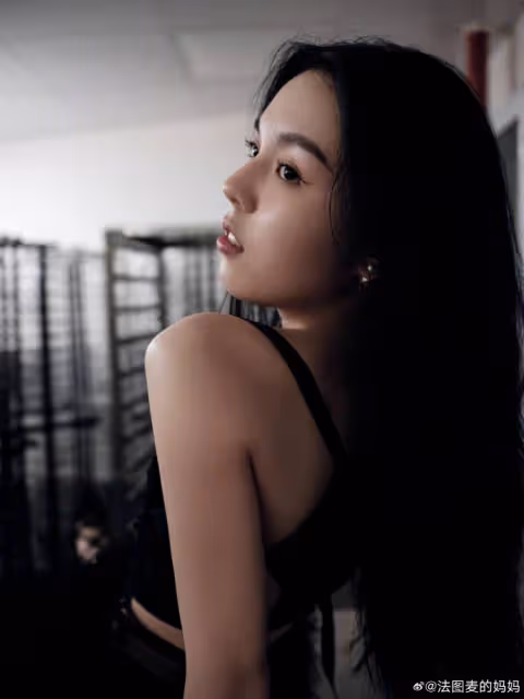 法圖麥曬母女對視照,嘆媽媽瘦20斤更好,哈文穿深V裙戴3萬5項鍊