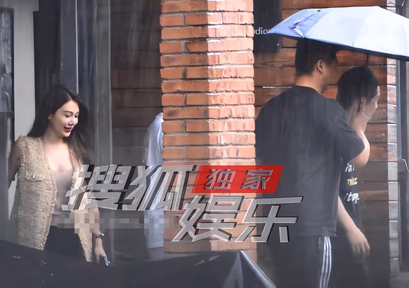 黃曉明攜女友冒雨開工,趙仕瑾穿小背心顯豐腴,與楊穎身材反差大