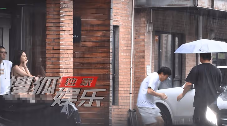 黃曉明攜女友冒雨開工,趙仕瑾穿小背心顯豐腴,與楊穎身材反差大