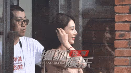 黃曉明攜女友冒雨開工,趙仕瑾穿小背心顯豐腴,與楊穎身材反差大