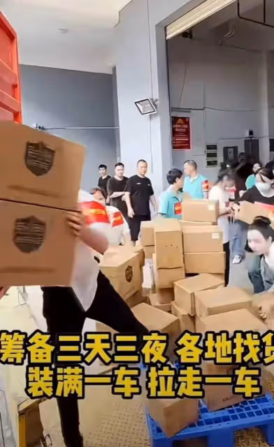 國岳夫婦詐捐1000萬,現場拉老人拍照奪皮艇,官媒痛批網紅該封殺