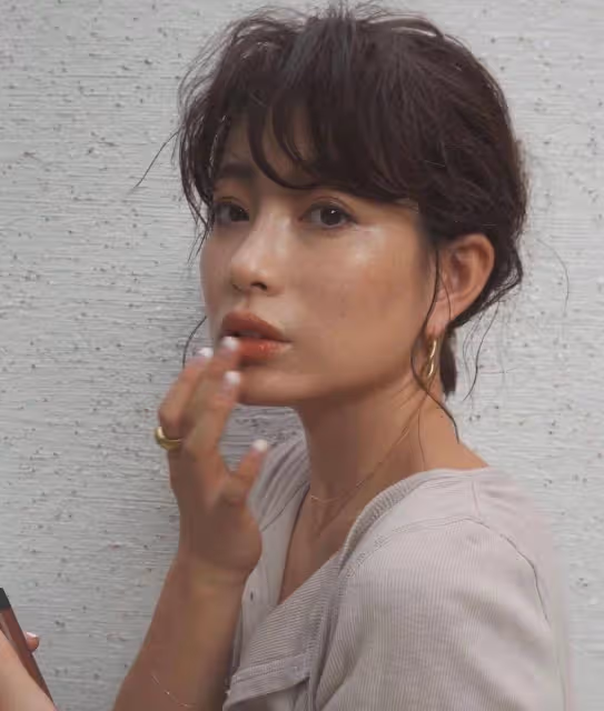 擁有「御姐臉蘿莉臉」,這位日本博主怎麼穿高級衣服?