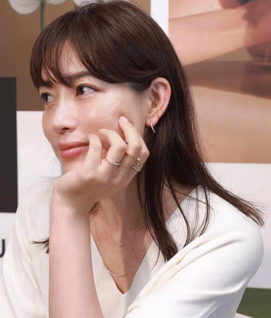 擁有「御姐臉蘿莉臉」,這位日本博主怎麼穿高級衣服?