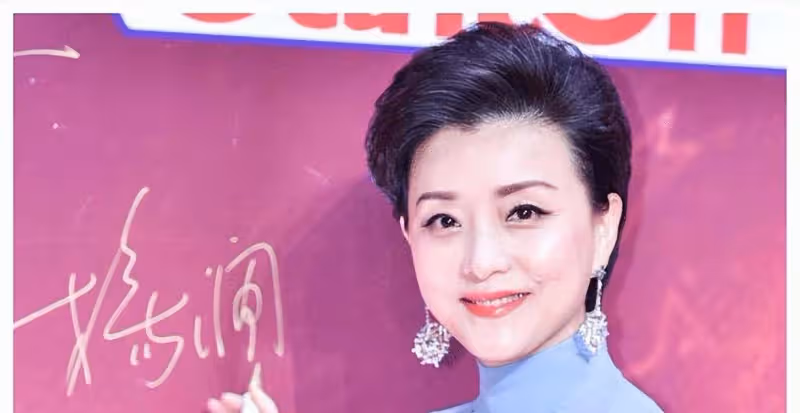 她是前電視才女主持,卻嫁200斤富豪老公,今52歲家庭事業雙豐收