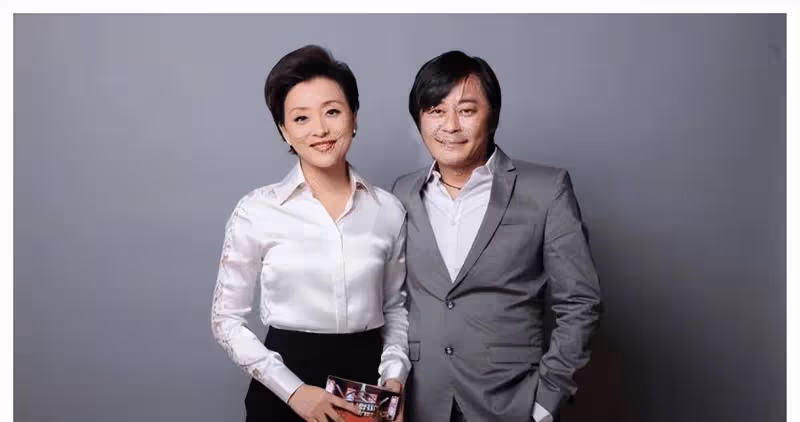 她是前電視才女主持,卻嫁200斤富豪老公,今52歲家庭事業雙豐收