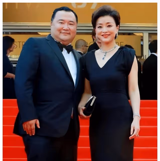 她是前電視才女主持,卻嫁200斤富豪老公,今52歲家庭事業雙豐收