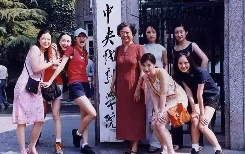 她是保劍鋒口中「200年一遇的美人」,出道22年不火,今被嘲臉僵