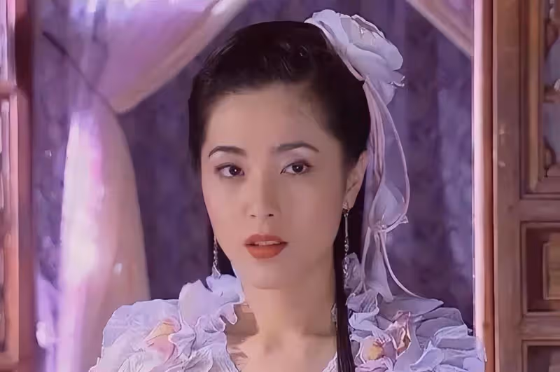 她是保劍鋒口中「200年一遇的美人」，出道22年不火，今被嘲臉僵