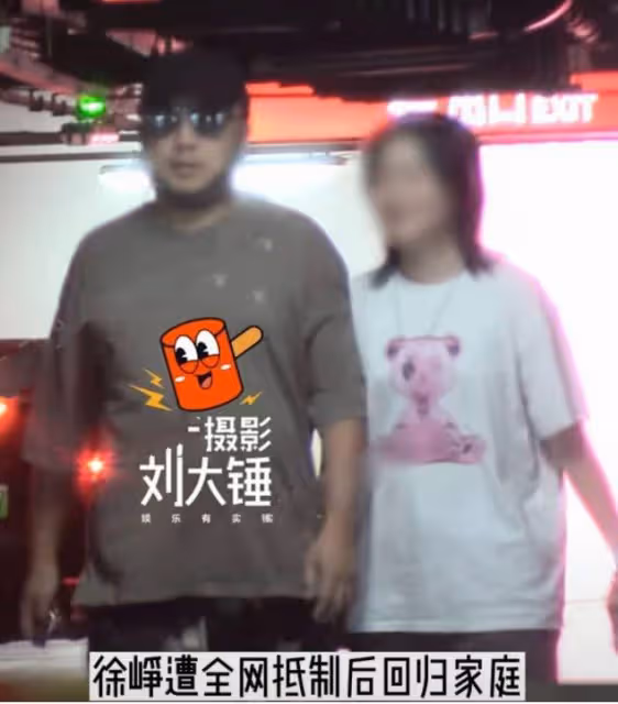 徐崢陪女兒去看電影，14歲徐小寶打扮樸素，身材圓潤與爸爸一樣高