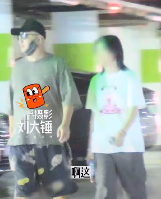 徐崢陪女兒去看電影，14歲徐小寶打扮樸素，身材圓潤與爸爸一樣高