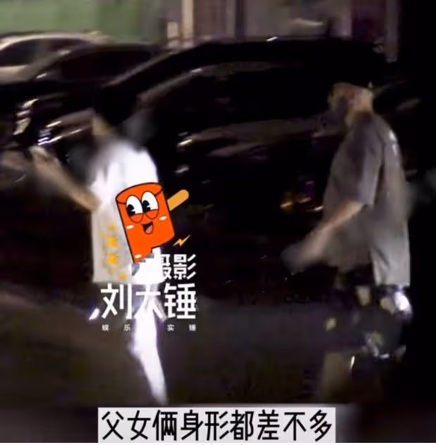 徐崢陪女兒去看電影，14歲徐小寶打扮樸素，身材圓潤與爸爸一樣高